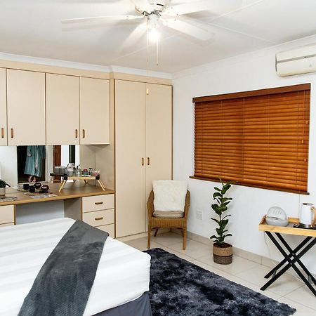 The Little Gem Apartment Клануилям Екстериор снимка