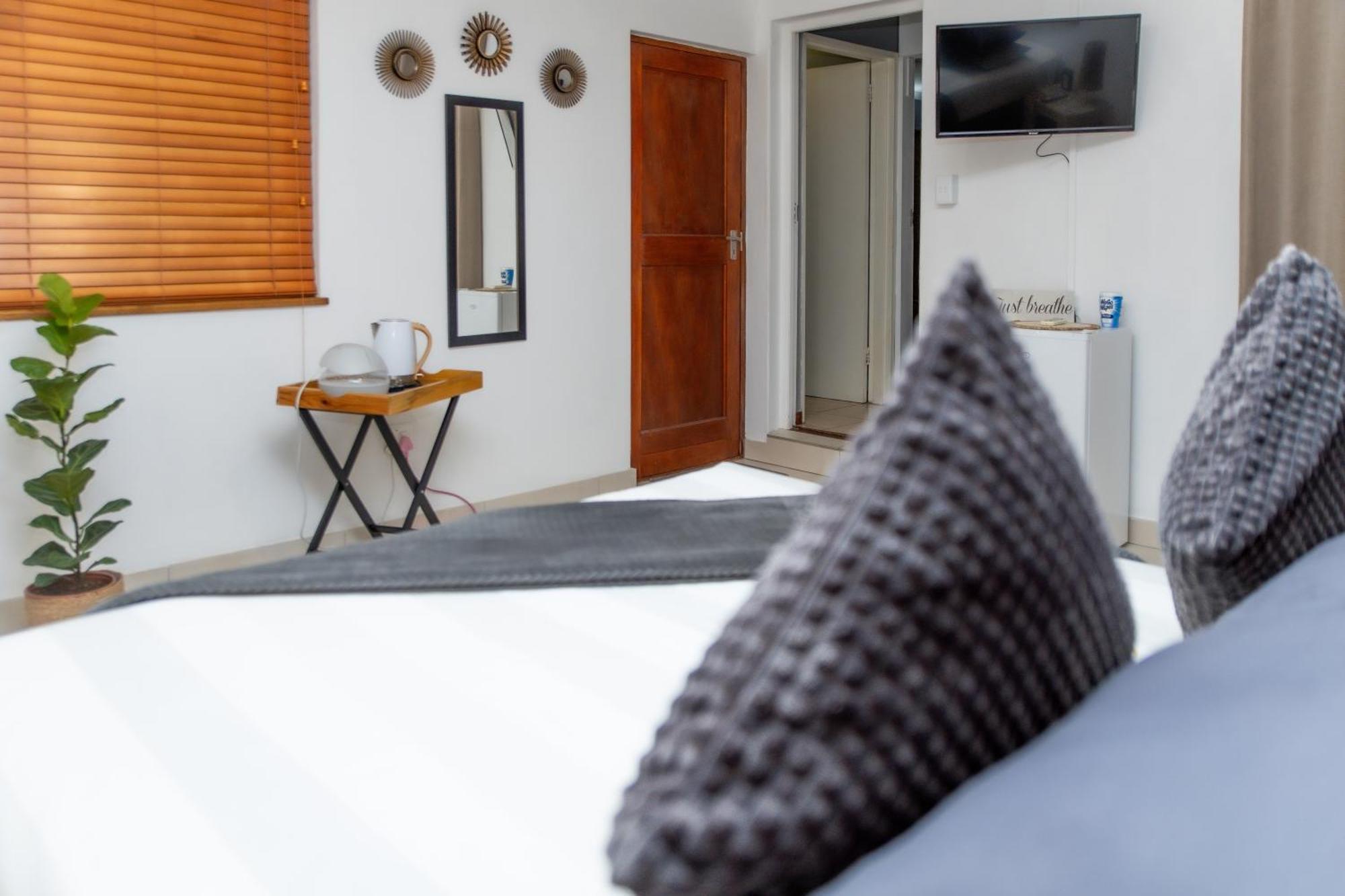 The Little Gem Apartment Клануилям Екстериор снимка