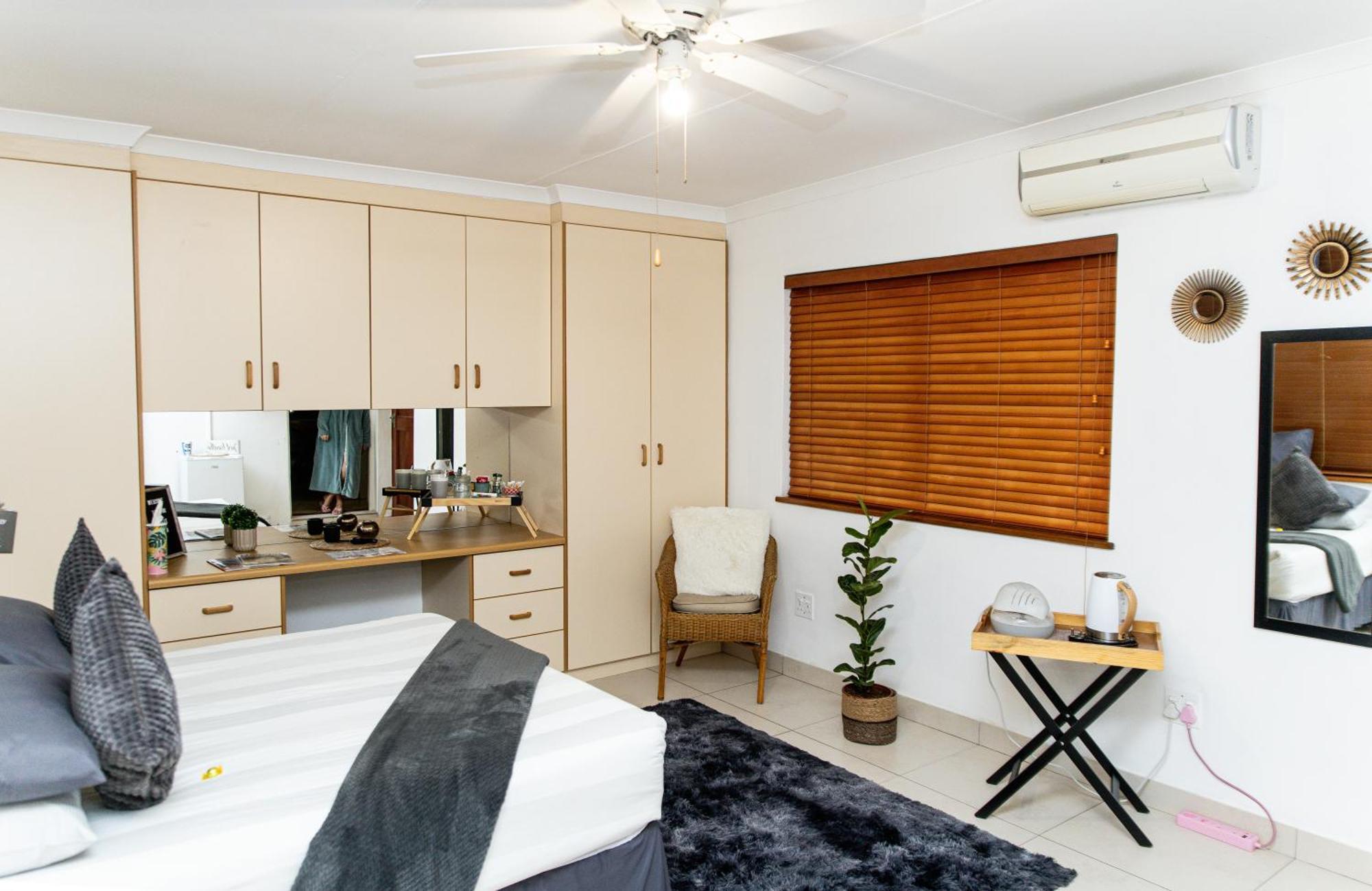 The Little Gem Apartment Клануилям Екстериор снимка